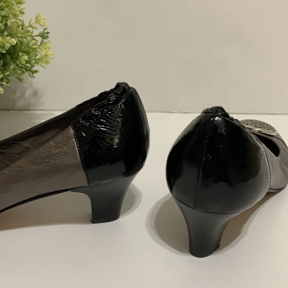 Brighton Marci Medallion Leather Low Heel Pumps 8.5 Narrow